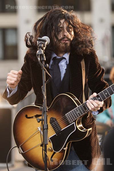 DEVENDRA BANHART - 2005-09-28 - PARIS - Place de la Bourse - 